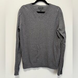 RW&CO. Gray V-Neck Sweater Lightweight Knit
